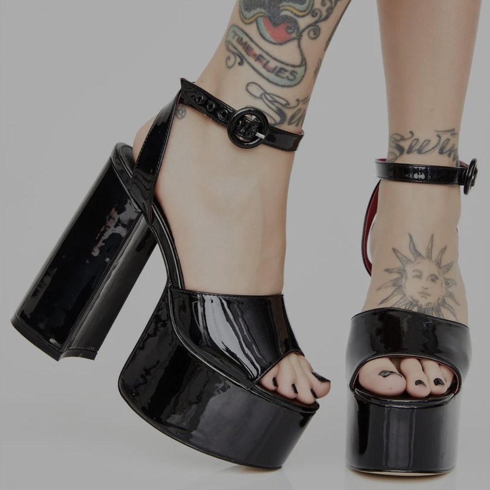Chic Black Patent Platform Sandals